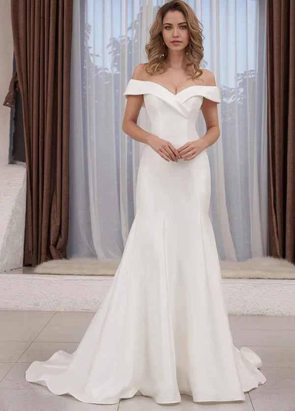 Vestido de novia de sirena con hombros descubiertos, satén, sin mangas y cola larga.
